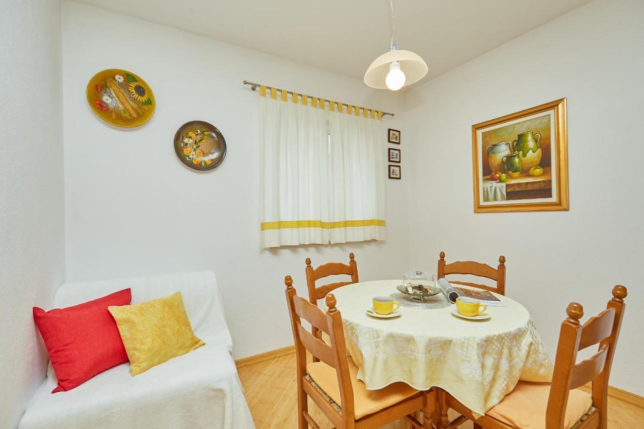 Apartments Zelic Tučepi Habitación foto